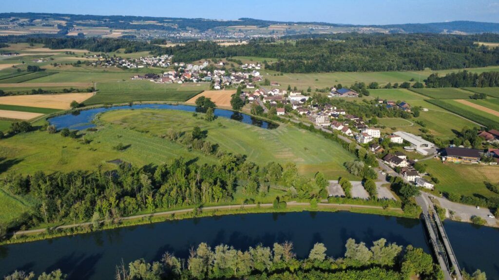 Haus verkaufen in Rottenschwil – Luftaufnahme der Gemeinde an der Reuss mit Flachsee und Blick über das Kelleramt
