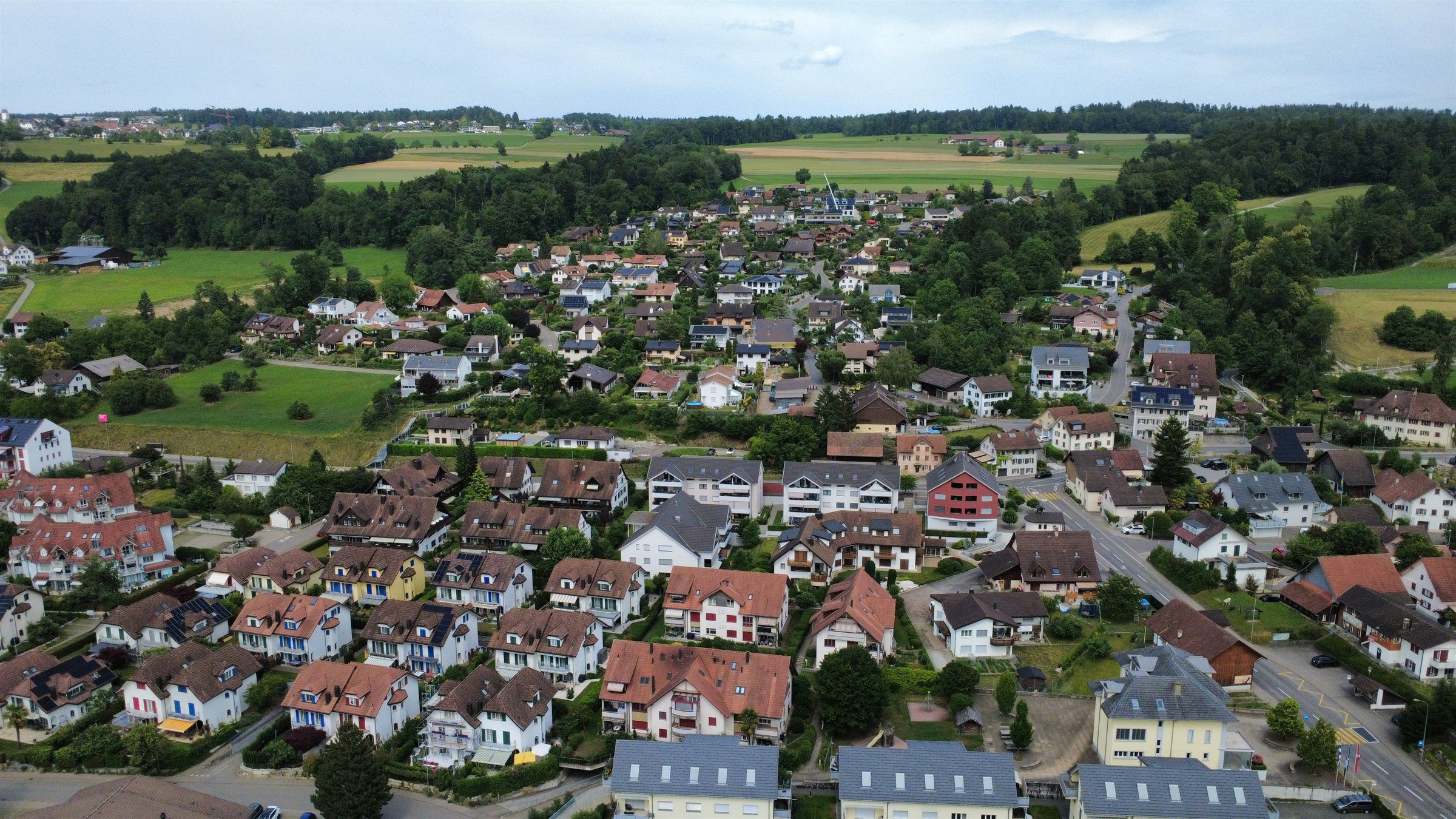 Luftaufnahme von Unterlunkhofen mit Wohnquartieren und grüner Umgebung im Kelleramt