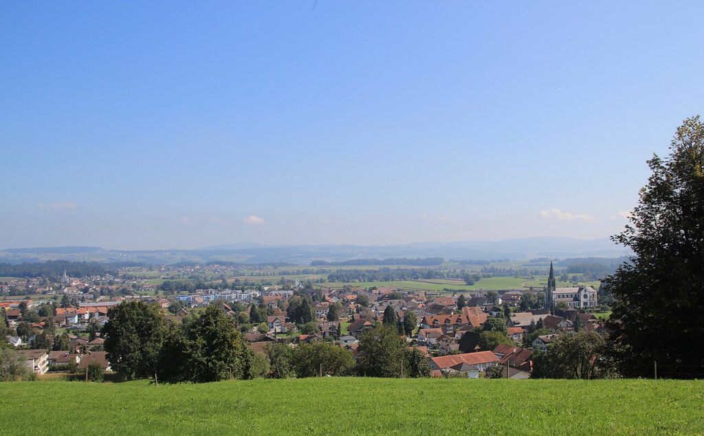 Boswil im Bünztal mit Kirchturm und Blick über das Freiamt