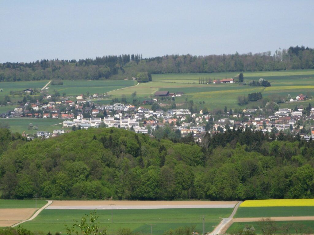 Luftaufnahme von Niederrohrdorf am Fuss des Rohrdorferbergs, Kanton Aargau