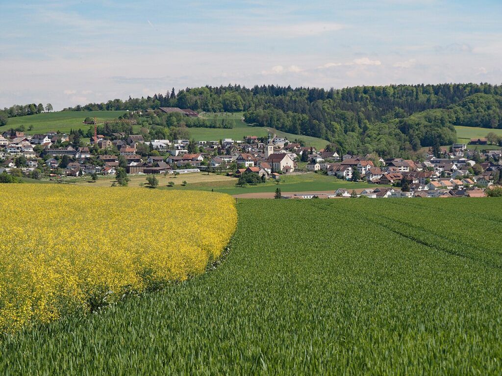 Sarmenstorf im Freiamt von Nordwesten mit Dorfkern, Kirche und Wohnquartieren am Hang