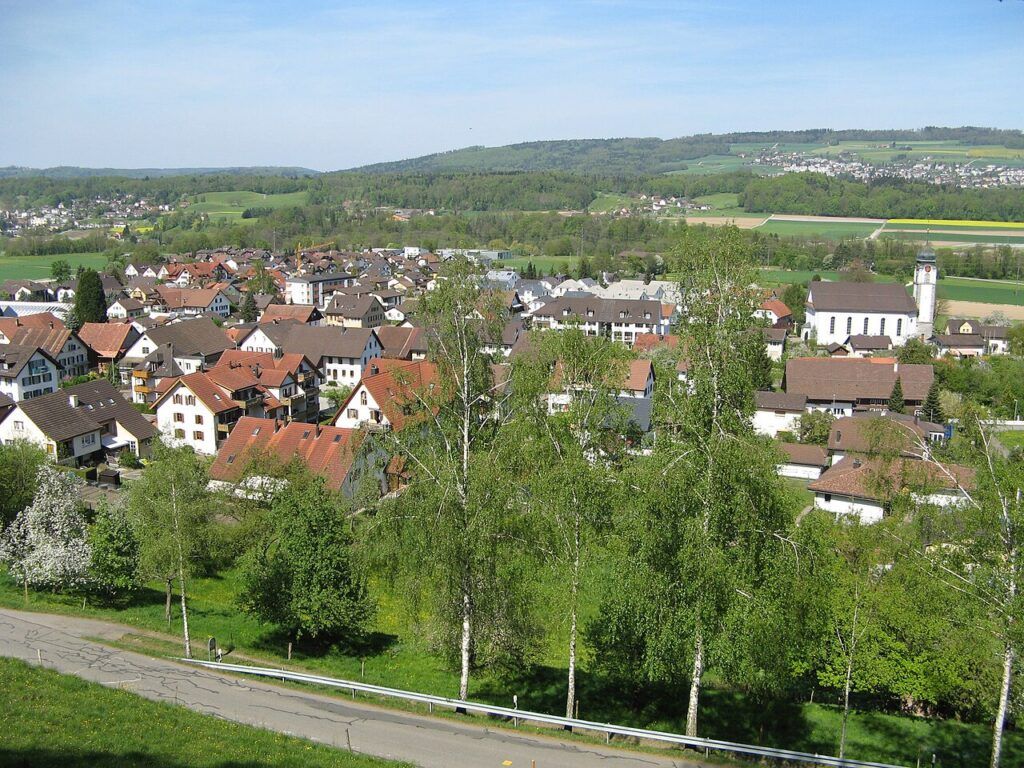 Tägerig im Reusstal mit Kirche und Wohnquartieren von erhöhter Lage