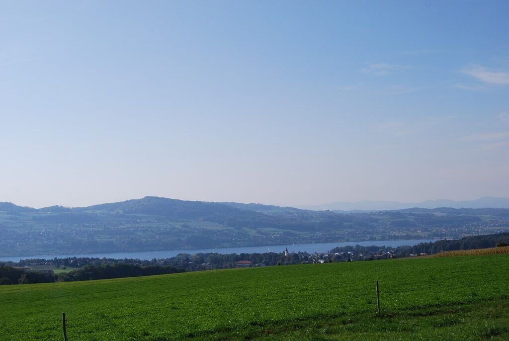Meisterschwanden am Hallwilersee mit Blick über den See vom Lindenberg